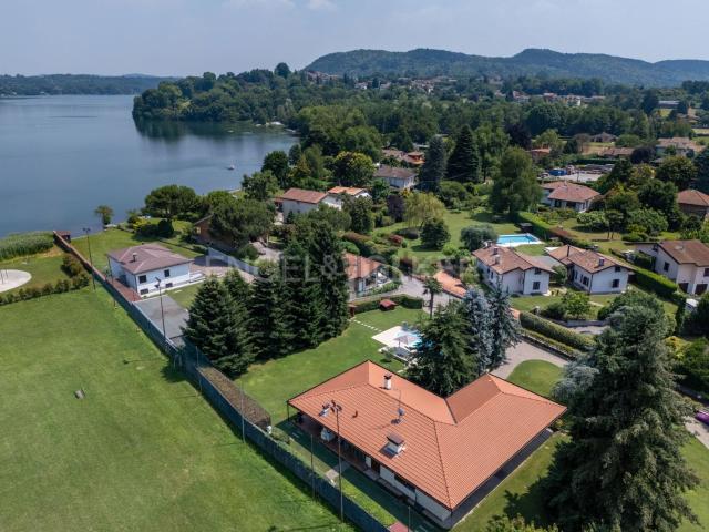 Case e ville in vendita di 213 m² in Via Al Lago, 157
