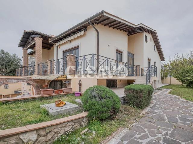 Case e ville in vendita di 213 m² in Via Giulio Minervini, 176