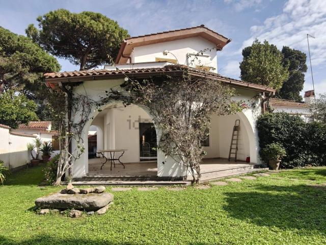 Case e ville in vendita di 213 m² in Via dei Fenici