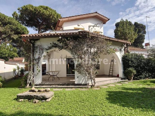Case e ville in vendita di 213 m² in Via dei Fenici