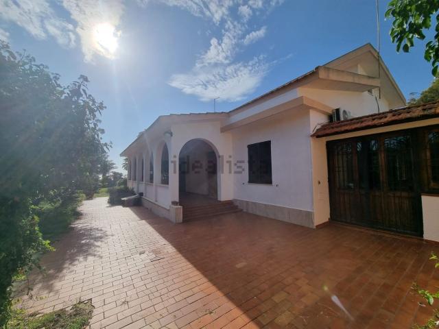 Case e ville in vendita di 213 m² in Via delle Caravelle