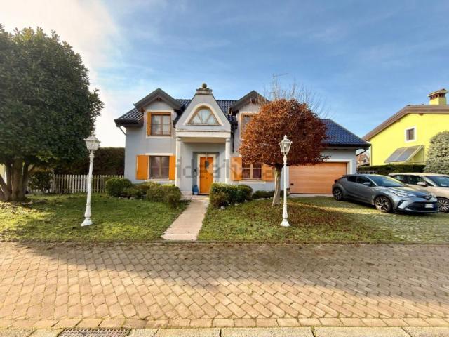 Case e ville in vendita di 213 m² in Via delle Querce, 10