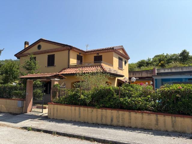 Case e ville in vendita di 213 m² in Via Fiume