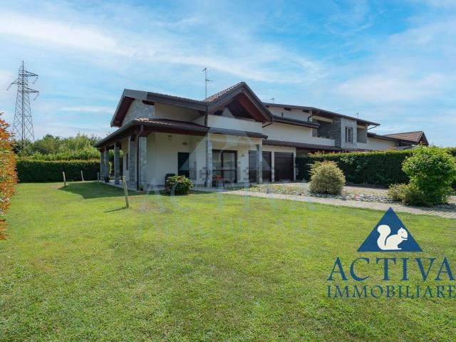 Case e ville in vendita di 214 m² in Via A. Manzoni, 128