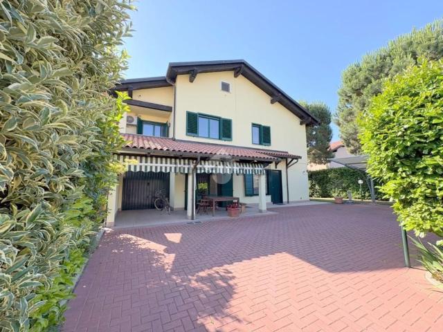 Case e ville in vendita di 214 m² in Via Domenico Vallero, 8