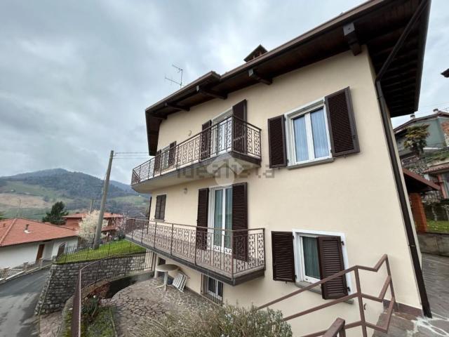 Case e ville in vendita di 214 m² in Via degli Alpini, 7