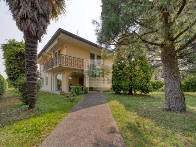 Case e ville in vendita di 214 m² in Via Noventana, 16