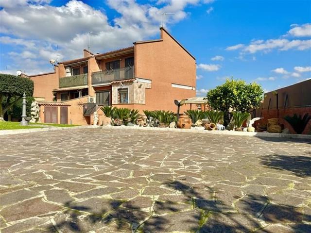 Case e ville in vendita di 215 m² in Via Camillo Mastrocinque