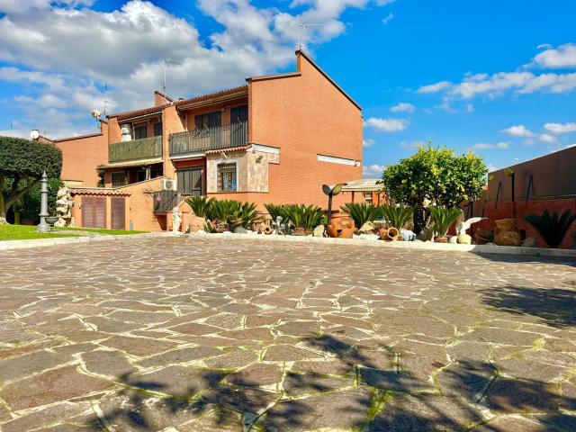 Case e ville in vendita di 215 m² in Via Camillo Mastrocinque