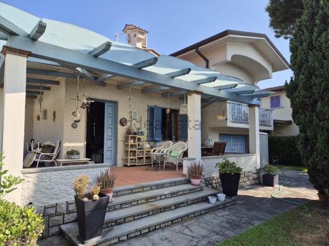 Case e ville in vendita di 215 m² in Via Goldora