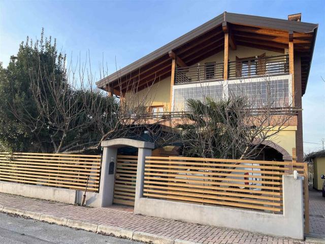 Case e ville in vendita di 215 m² in Via don Antonio Masiero, 1