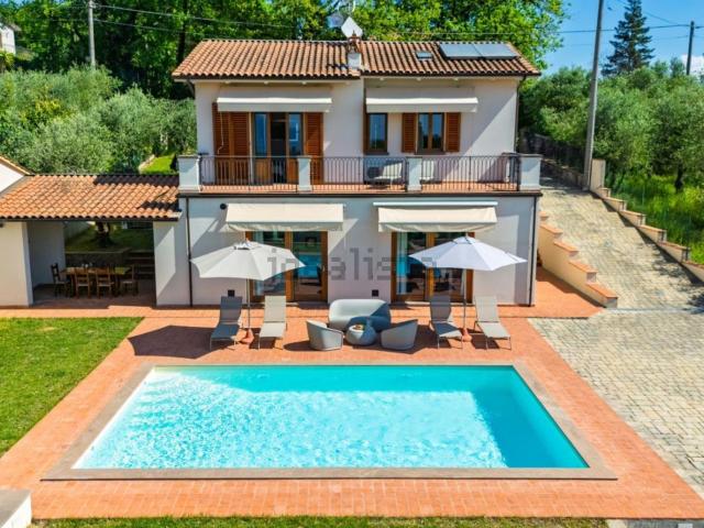 Case e ville in vendita di 215 m² in Via dei Cavalli, 10