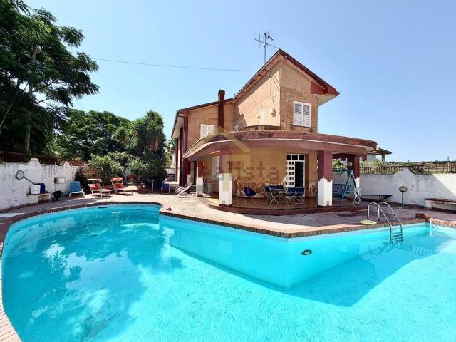 Case e ville in vendita di 215 m² in Via dei Gelsomini