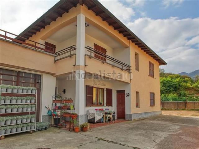 Case e ville in vendita di 215 m² in Via dei Platani