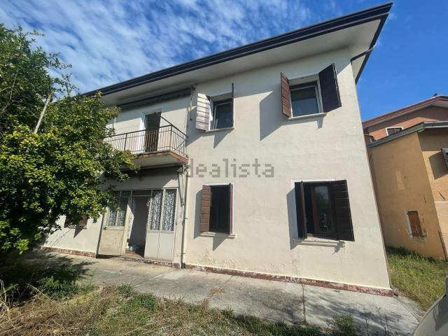 Case e ville in vendita di 215 m² in Via Dei Salici, 1