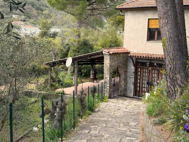 Case e ville in vendita di 215 m² in Via Diano San Pietro