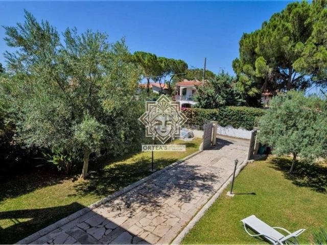 Case e ville in vendita di 215 m² in Via Orione