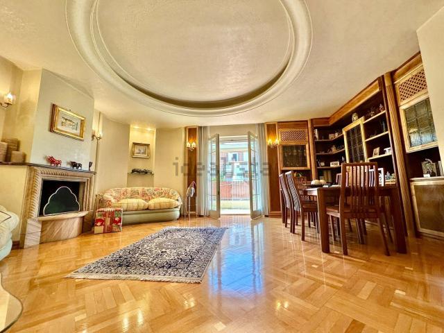 Case e ville in vendita di 215 m² in Via M. Clementi, 22