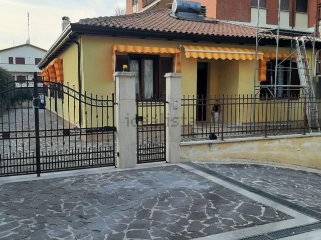 Case e ville in vendita di 215 m² in Via Monte Velino