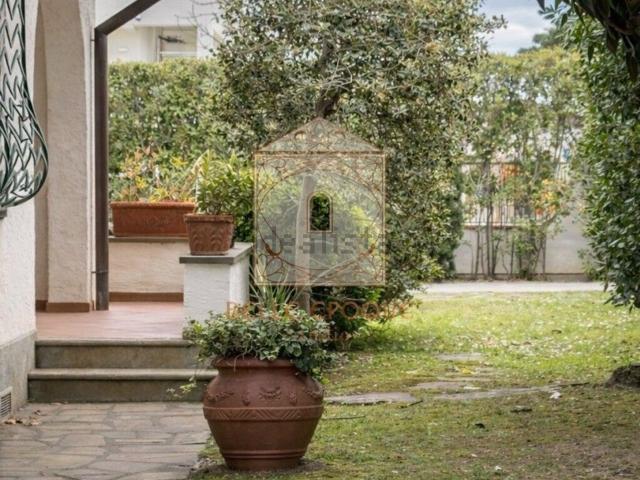 Case e ville in vendita di 215 m² in Via Michelangelo Buonarroti, 25