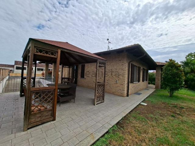 Case e ville in vendita di 215 m² in Via Novi
