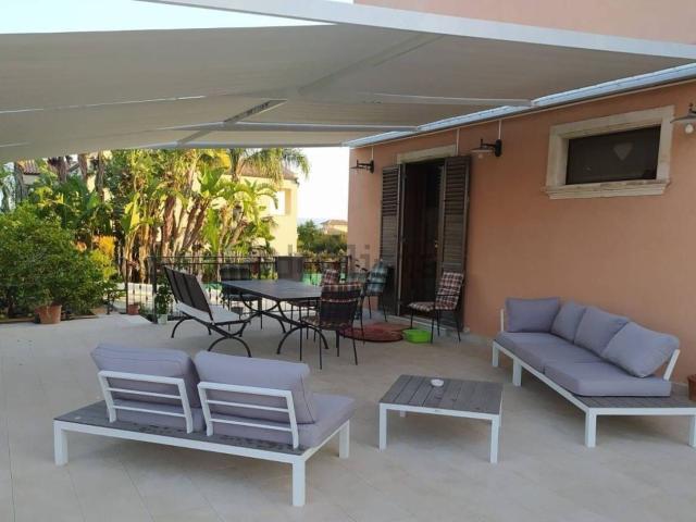 Case e ville in vendita di 215 m² in Via Pietro Fillioley
