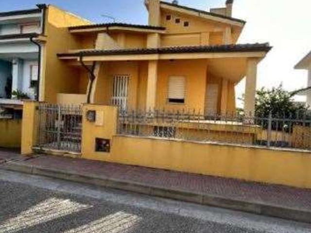 Case e ville in vendita di 215 m² in Via R. Piras