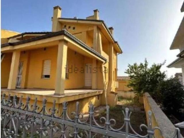 Case e ville in vendita di 215 m² in Via R. Piras, 32