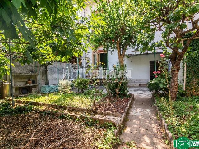 Case e ville in vendita di 230 m² in Via XXV Aprile