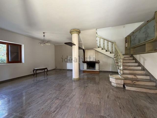 Case e ville in vendita di 215 m² in Viale del Tramonto, 181