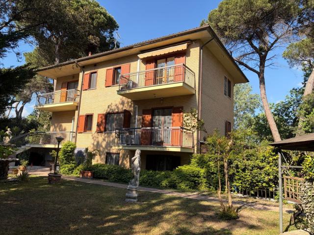 Case e ville in vendita di 215 m² in Viale John Fitzgerald Kennedy