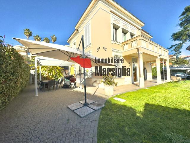 Case e ville in vendita di 215 m² in Strada Solaro, 105