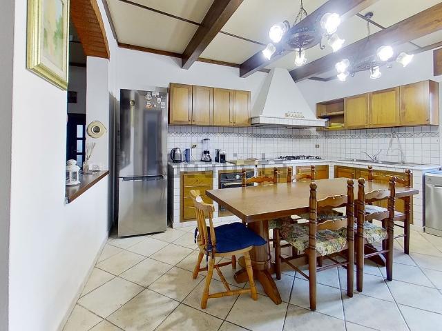 Case e ville in vendita di 215 m² in Strada Statale 128 Centrale Sarda