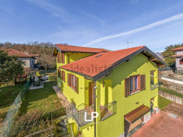 Case e ville in vendita di 216 m² in Via C. Cavour, 32