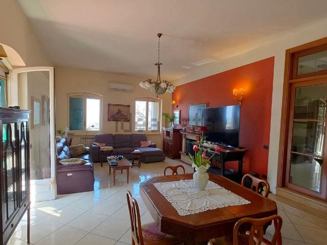 Case e ville in vendita di 216 m² in Via Cappasanta, 114