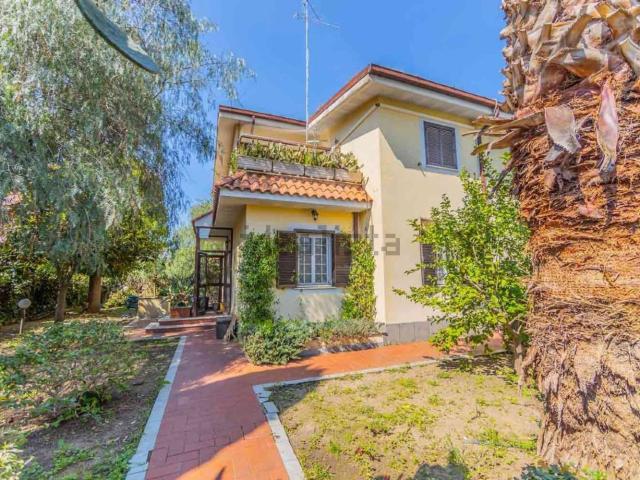Case e ville in vendita di 216 m² in Via Agnana Calabra
