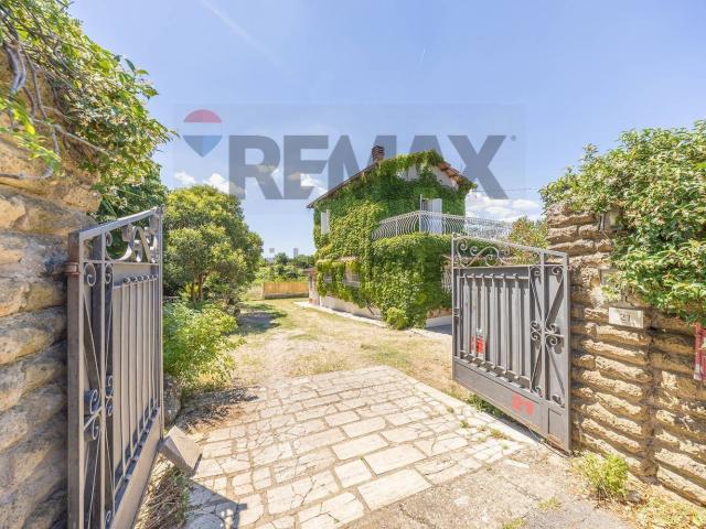 Case e ville in vendita di 216 m² in Via di Fontana Candida, 21