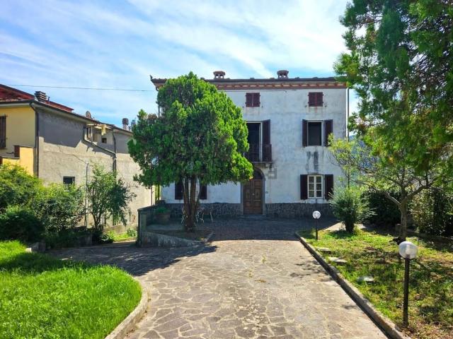 Case e ville in vendita di 216 m² in Via di Tiglio