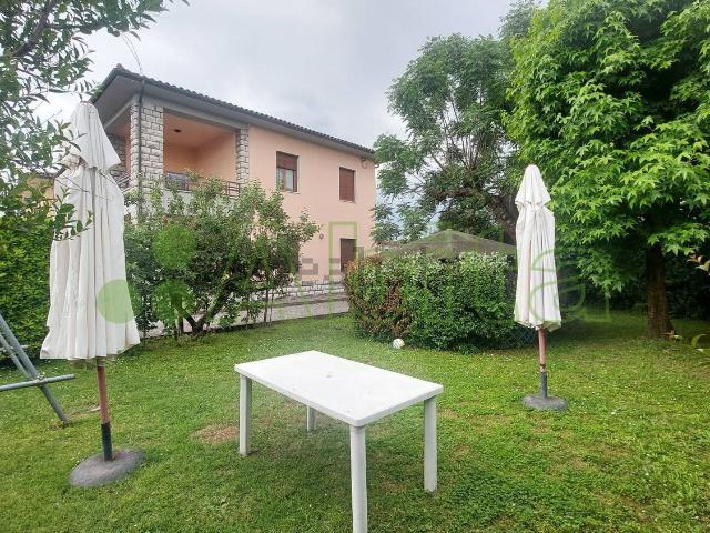 Case e ville in vendita di 216 m² in Via di Tiglio