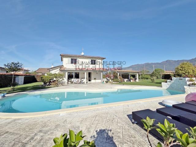 Case e ville in vendita di 216 m² in Via Italica