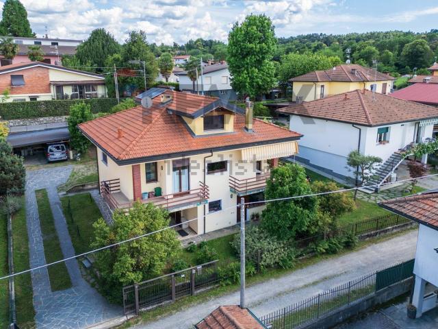 Case e ville in vendita di 216 m² in Via XXV Aprile, 11