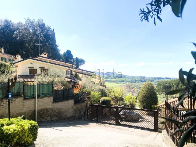 Case e ville in vendita di 217 m² in Via Anagnina, 2