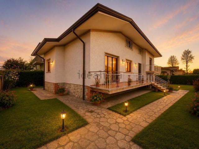 Case e ville in vendita di 217 m² in Via del Castagno, 3