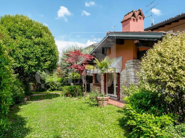 Case e ville in vendita di 217 m² in Via Fiorini