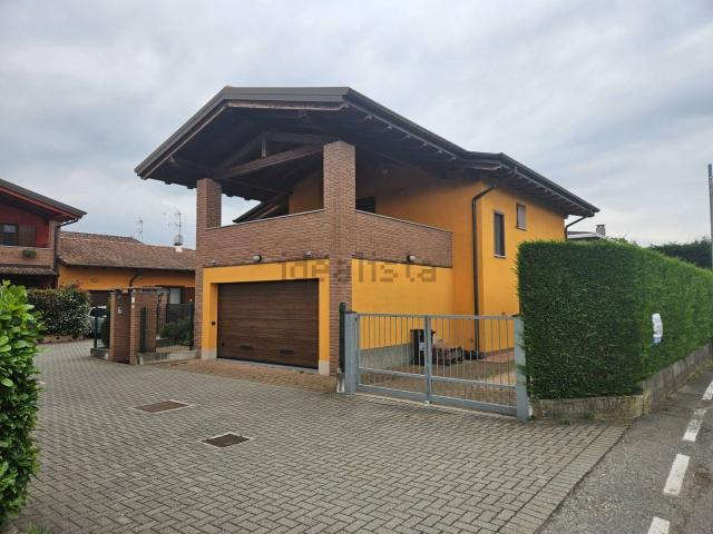 Case e ville in vendita di 217 m² in Via Isonzo, 8