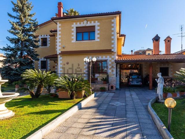 Case e ville in vendita di 217 m² in Via Trieste