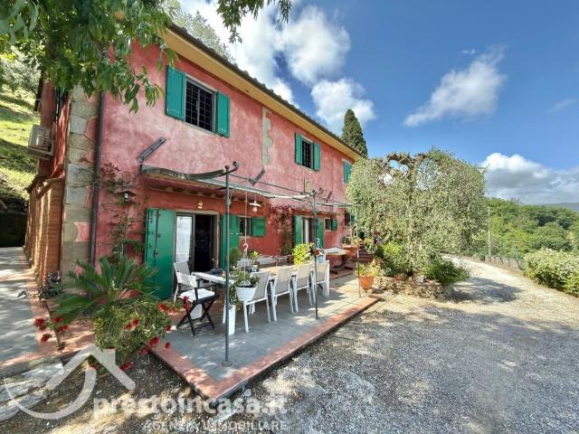 Case e ville in vendita di 218 m² in Via Campioni, 1