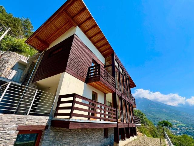 Case e ville in vendita di 218 m² in Via Champailler