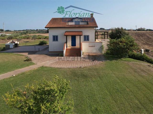 Case e ville in vendita di 218 m² in Via Aurelia Tarquinia