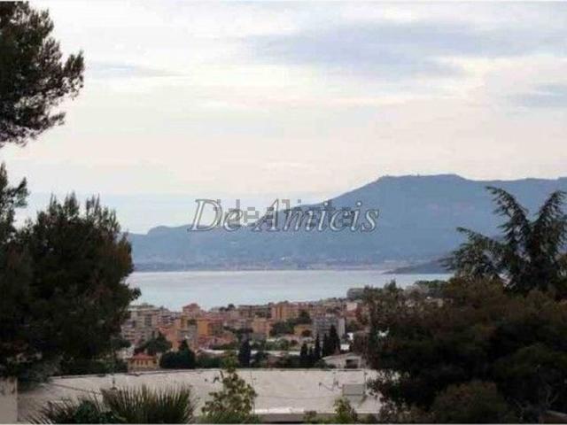 Case e ville in vendita di 218 m² in Via Principessa Mafalda